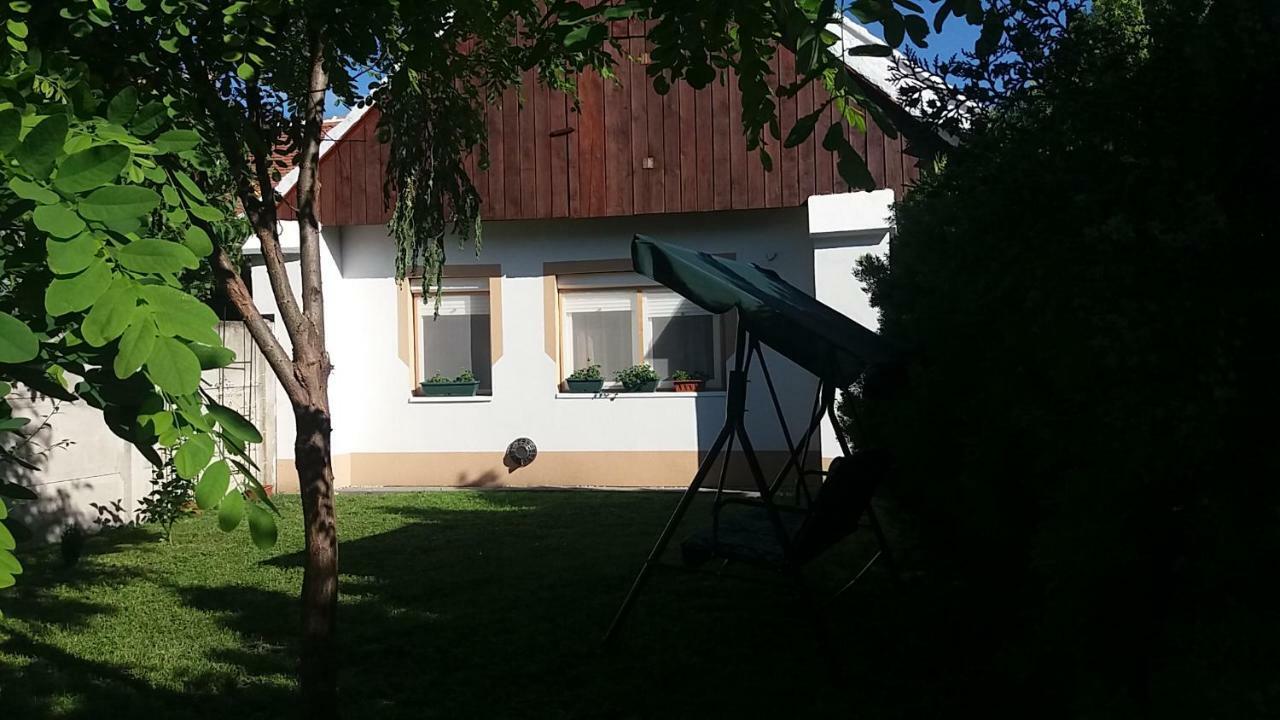 Júlia Vendégház Sarród Esterno foto